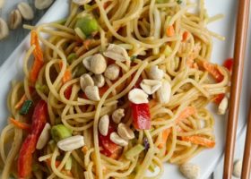 طريقة عمل سلطة النودلز بالدجاج والفول السوداني