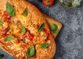 طريقة عمل الخبز الإيطالي بالطماطم