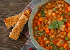 طريقة عمل شوربة العدس مع الخضار الإيطالية