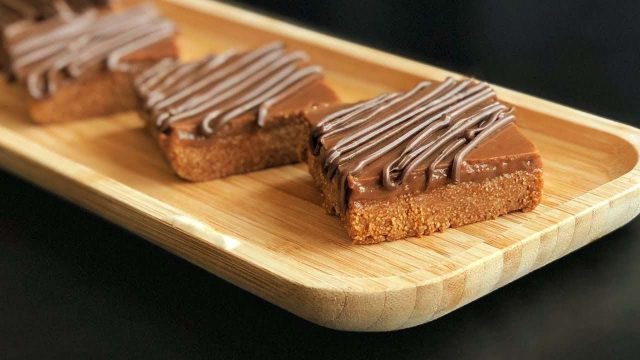 طريقة عمل حلوى السميد بالقشطة والشوكولاتة