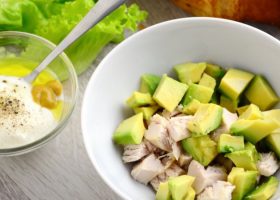 طريقة عمل سلطة الدجاج بالأفوكادو مع صوص الزبادي