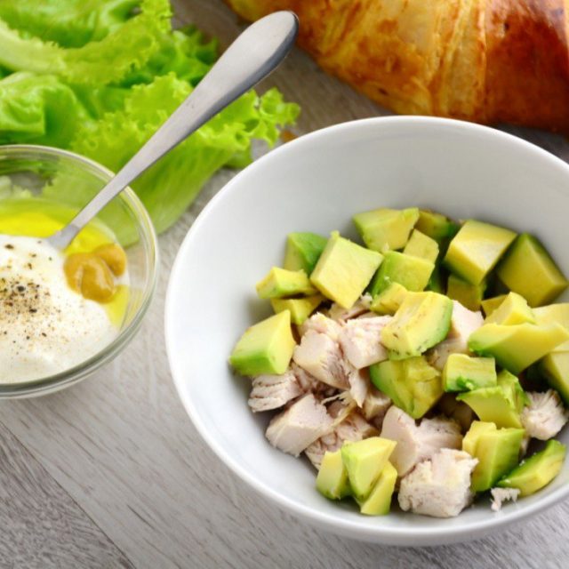طريقة عمل سلطة الدجاج بالأفوكادو مع صوص الزبادي