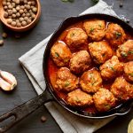 طريقة عمل كرات الدجاج بصوص الطماطم