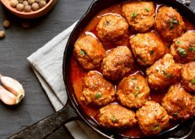 طريقة عمل كرات الدجاج بصوص الطماطم