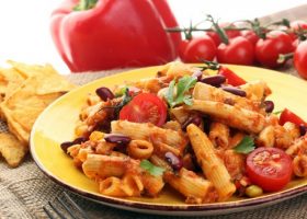 طريقة عمل مكرونة بالطماطم والفاصوليا الحمراء