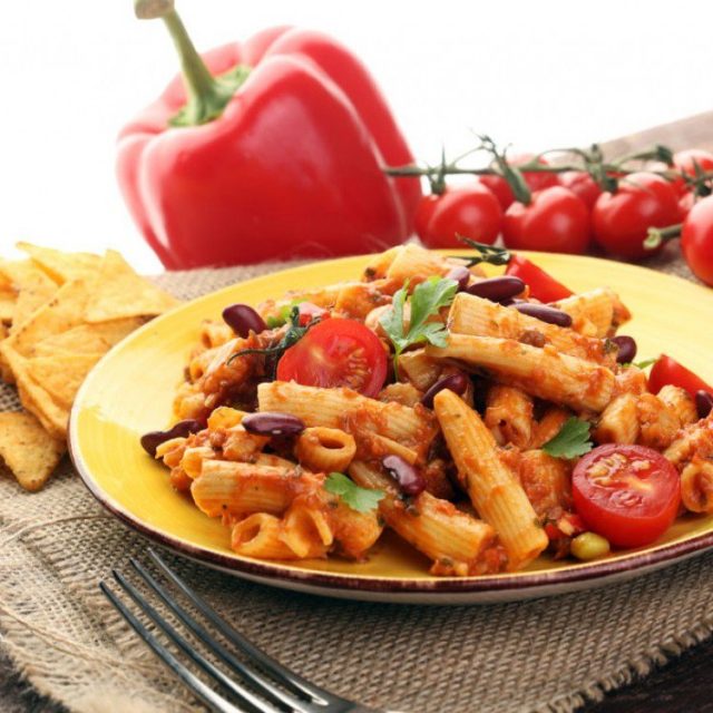 طريقة عمل مكرونة بالطماطم والفاصوليا الحمراء