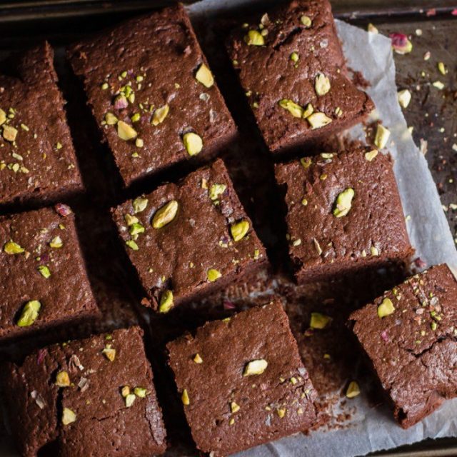 طريقة عمل براونيز بالشوكولاتة والفستق الحلبي