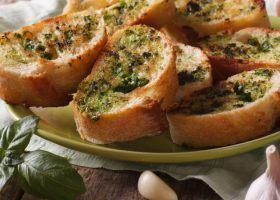 طريقة عمل خبز الثوم المحمص مع الريحان