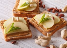 طريقة عمل ساندويش زبدة الفول السوداني بالتفاح