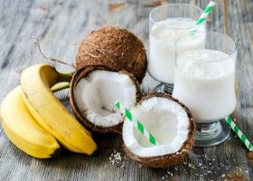 طريقة عمل سموذي الموز مع جوز الهند