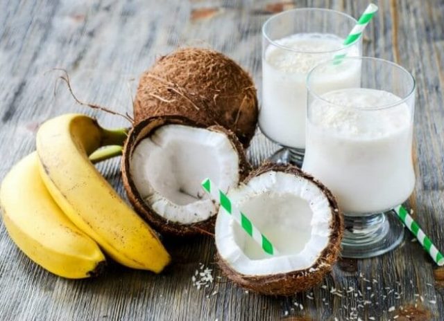 طريقة عمل سموذي الموز مع جوز الهند