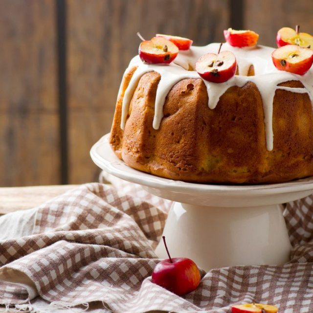 طريقة عمل كيك التفاح بتغليفة الجبن الكريمي