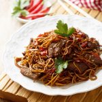 طريقة عمل نودلز باللحم بصلصة التيرياكي