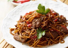 طريقة عمل نودلز باللحم بصلصة التيرياكي