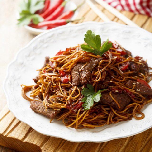 طريقة عمل نودلز باللحم بصلصة التيرياكي