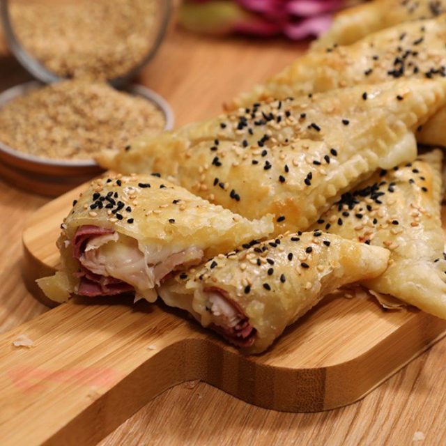 طريقة عمل فطاير الروست بيف بالموزريلا