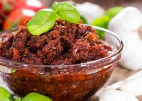 طريقة عمل صلصة الطماطم المجففة بالجوز