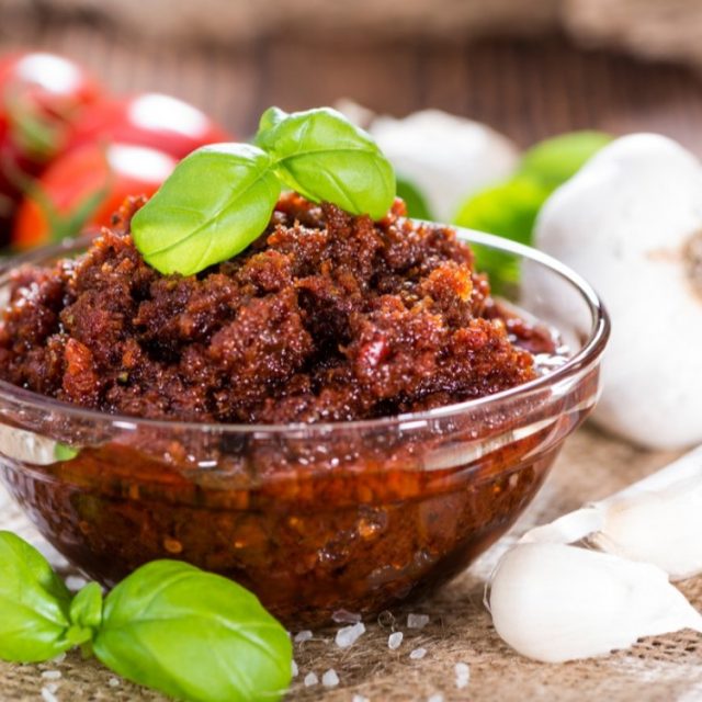 طريقة عمل صلصة الطماطم المجففة بالجوز