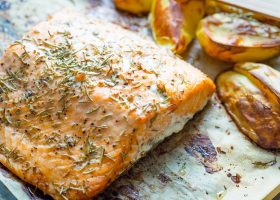 طريقة عمل سلمون مشوي بالأعشاب والليمون