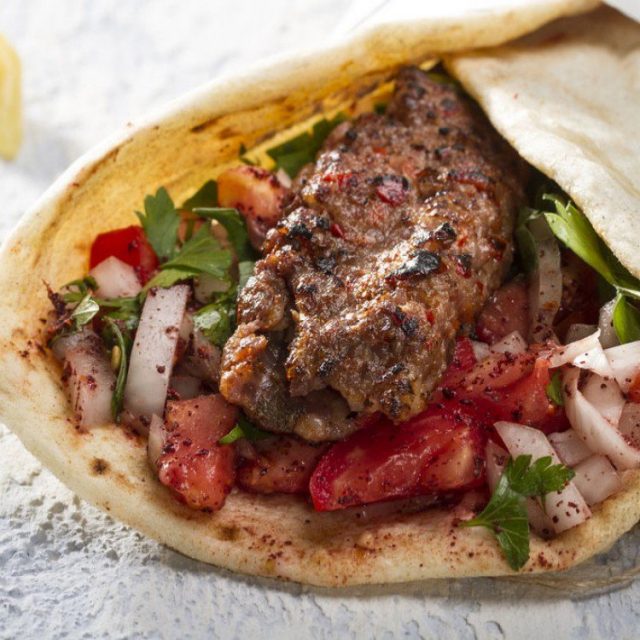 طريقة عمل ساندويش الكباب