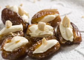 طريقة عمل تمر محشو بالجبن الكريمي