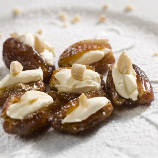 طريقة عمل تمر محشو بالجبن الكريمي