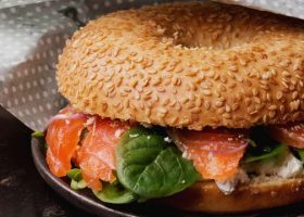 طريقة عمل ساندويش السلمون المدخن