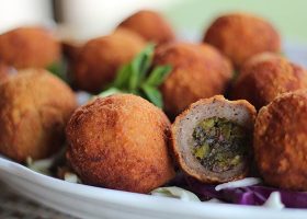 طريقة عمل كرات الدجاج المحشوة بالفستق الحلبي