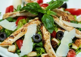 طريقة عمل سلطة الدجاج المقلي مع الخضار