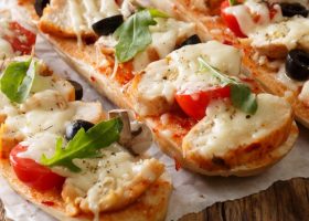 طريقة عمل بيتزا الدجاج بالخبز الفرنسي