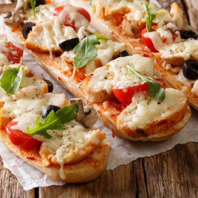 طريقة عمل بيتزا الدجاج بالخبز الفرنسي