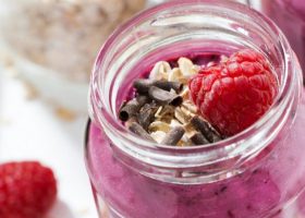 طريقة عمل سموذي التوت الأحمر بالشوكولاتة