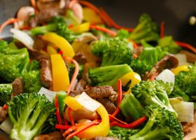 طريقة عمل لحم بالخضار الآسيوي