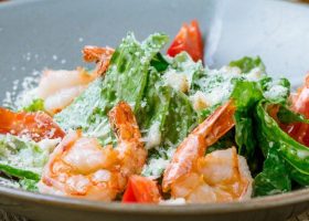 طريقة عمل سلطة السيزر بالروبيان المحمر