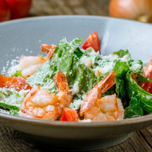 طريقة عمل سلطة السيزر بالروبيان المحمر