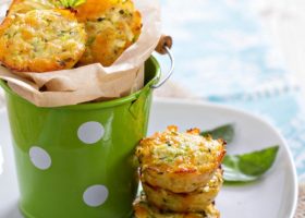 طريقة عمل فطائر جبن الشيدر والكوسا