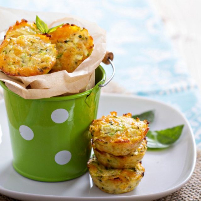 طريقة عمل فطائر جبن الشيدر والكوسا