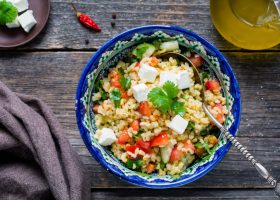 طريقة عمل سلطة البرغل بالطماطم وجبن الحلوم