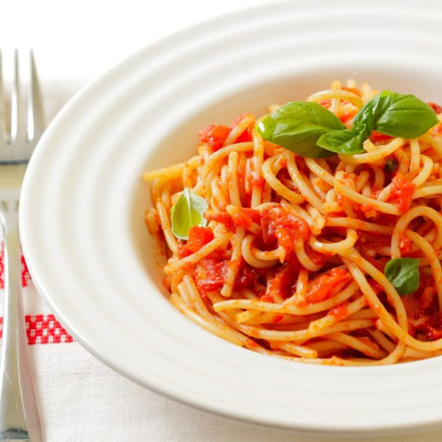 طريقة عمل مكرونة بصلصة الطماطم والريحان