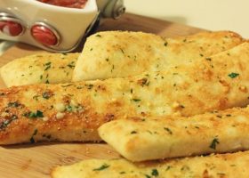 طريقة عمل أصابع الخبز بجبن البارميزان