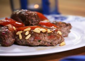 طريقة عمل صينية الكفتة بالطماطم