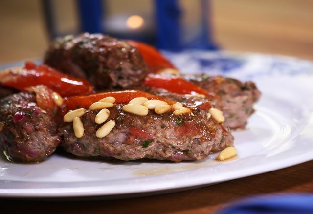 طريقة عمل صينية الكفتة بالطماطم