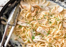 طريقة عمل مكرونة الفريدو بالصوص الأبيض