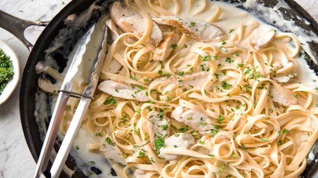 طريقة عمل مكرونة الفريدو بالصوص الأبيض