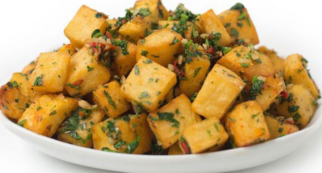 طريقة عمل البطاطا بالثوم والكزبرة الخضراء