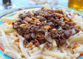 طريقة عمل مكرونة باللبن واللحم المفروم