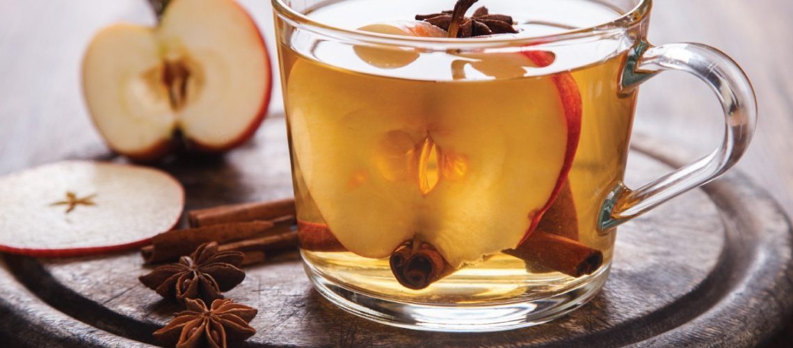 طريقة عمل شاي بالتفاح والقرفة