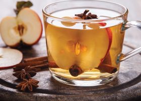طريقة عمل شاي بالتفاح والقرفة
