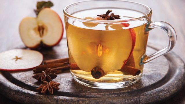 طريقة عمل شاي بالتفاح والقرفة