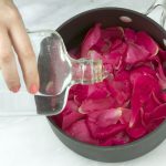 عمل ماء الورد في المنزل